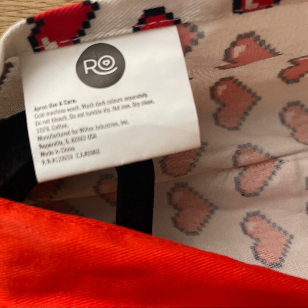 Wilton Rosanna Pansino Half Apron Red Pixel Heart Pockets Retro Kitchen New - Picture 7 of 8
